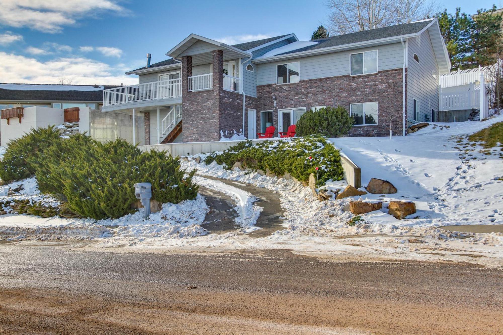 Inviting Great Falls Home With Wraparound Deck! Экстерьер фото