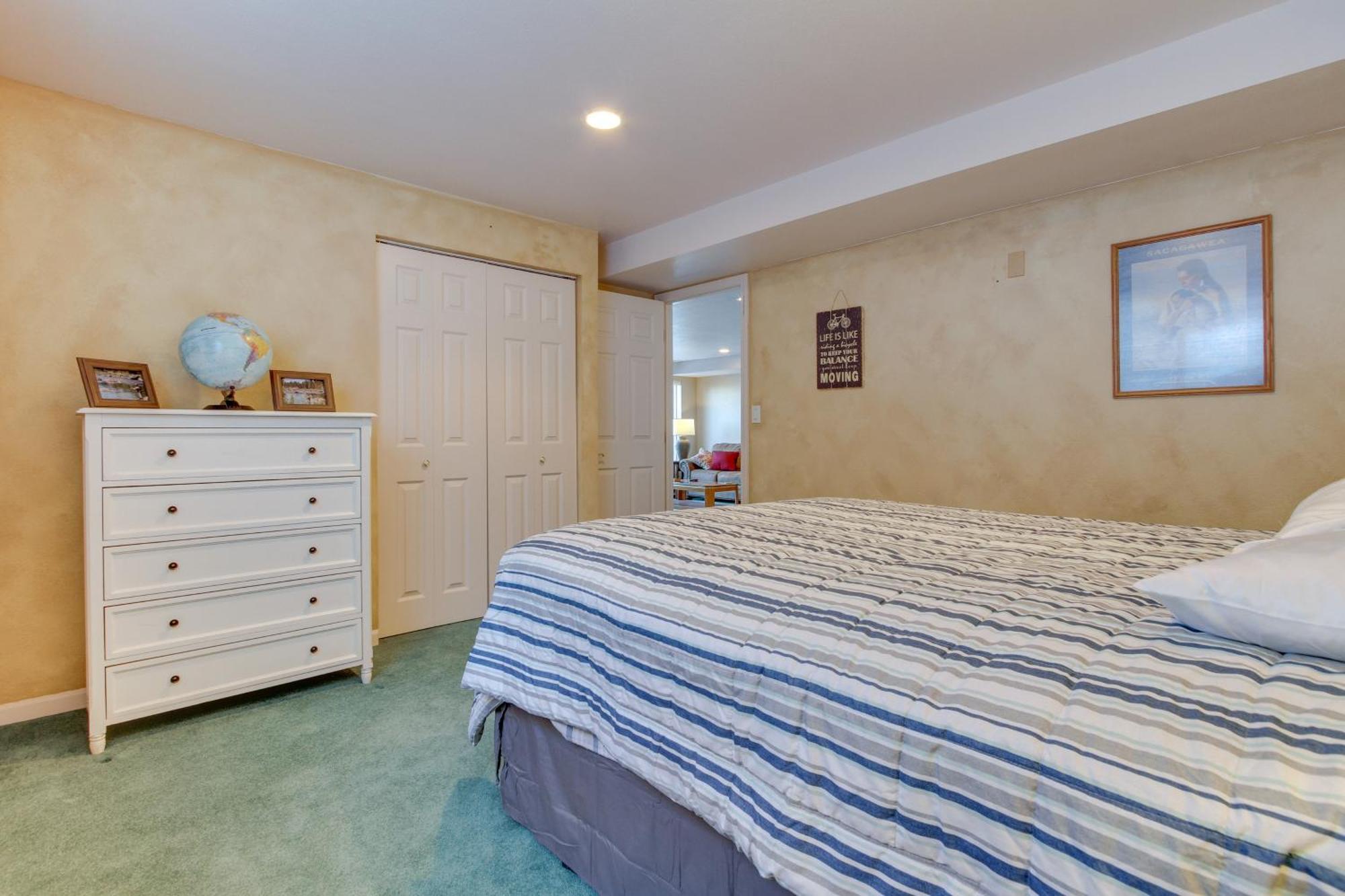 Inviting Great Falls Home With Wraparound Deck! Экстерьер фото
