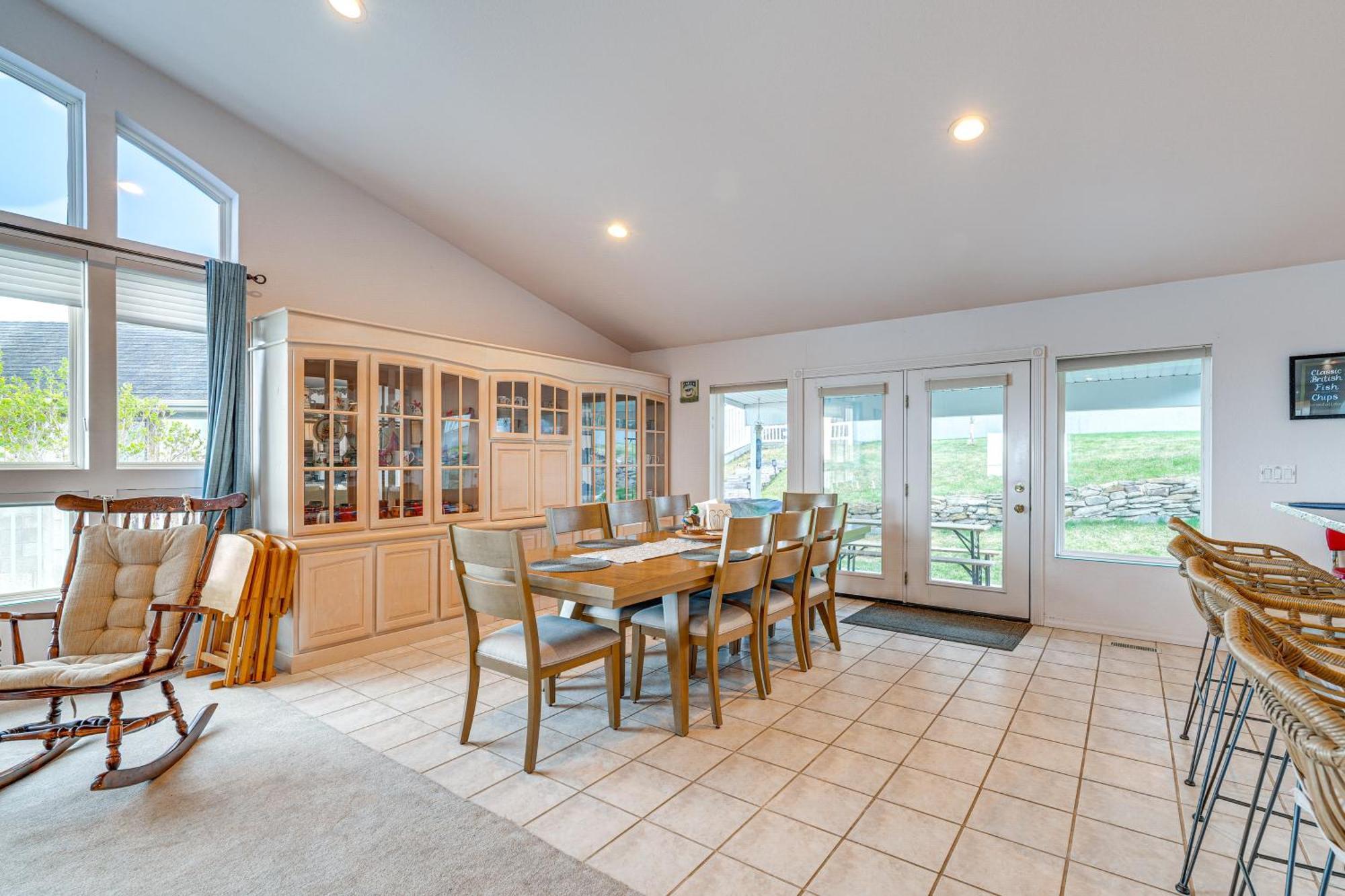 Inviting Great Falls Home With Wraparound Deck! Экстерьер фото
