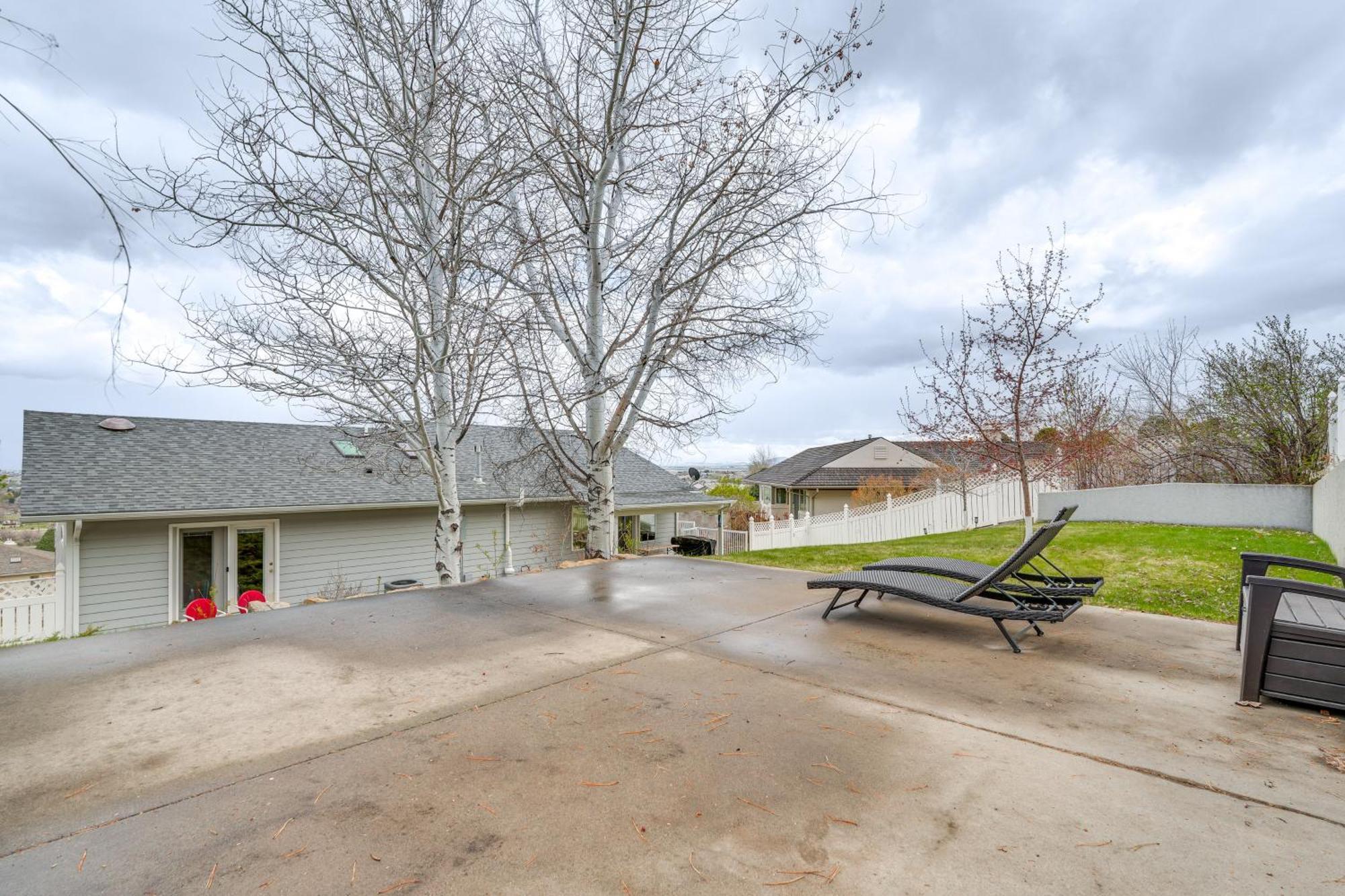 Inviting Great Falls Home With Wraparound Deck! Экстерьер фото