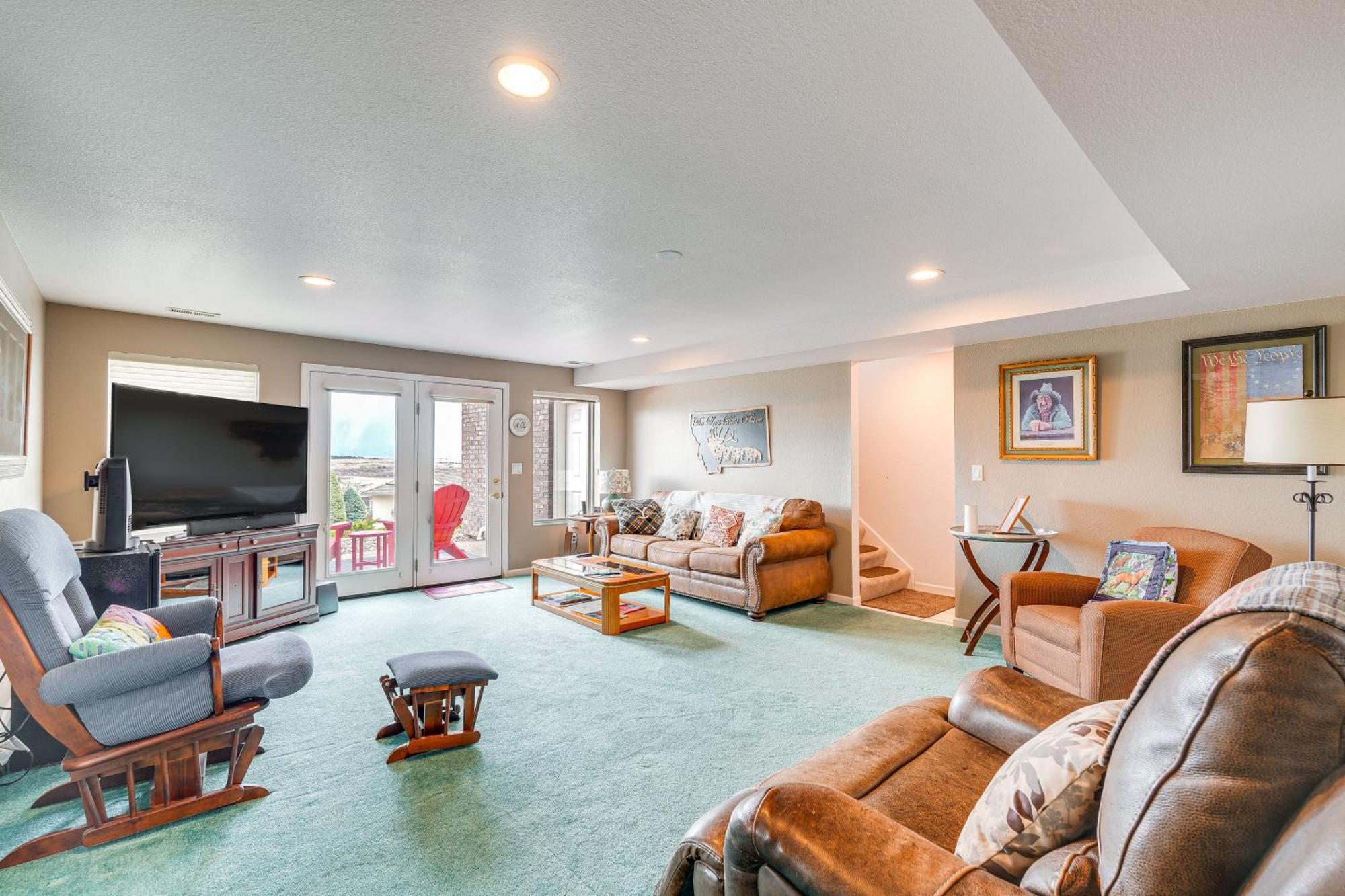 Inviting Great Falls Home With Wraparound Deck! Экстерьер фото
