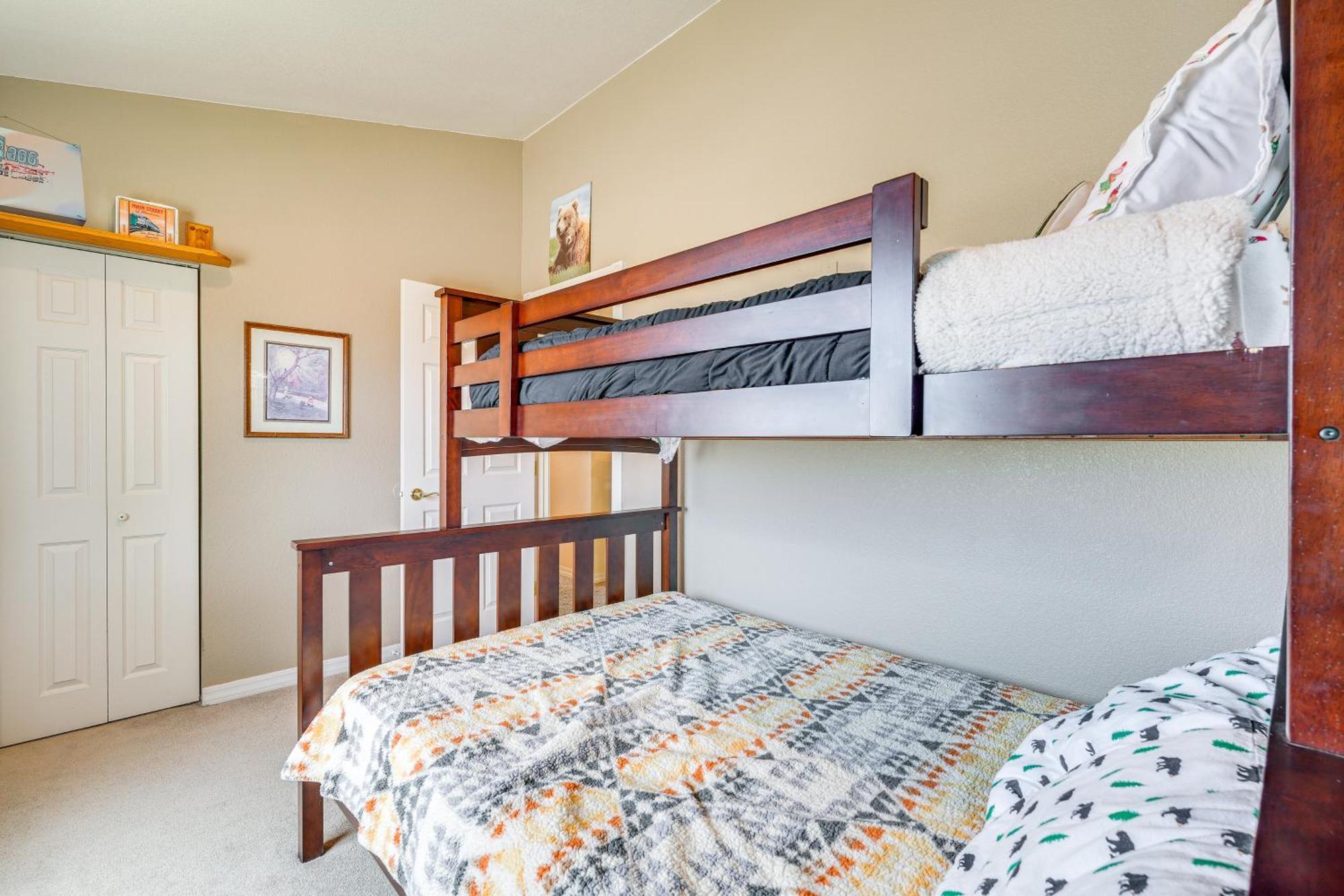 Inviting Great Falls Home With Wraparound Deck! Экстерьер фото