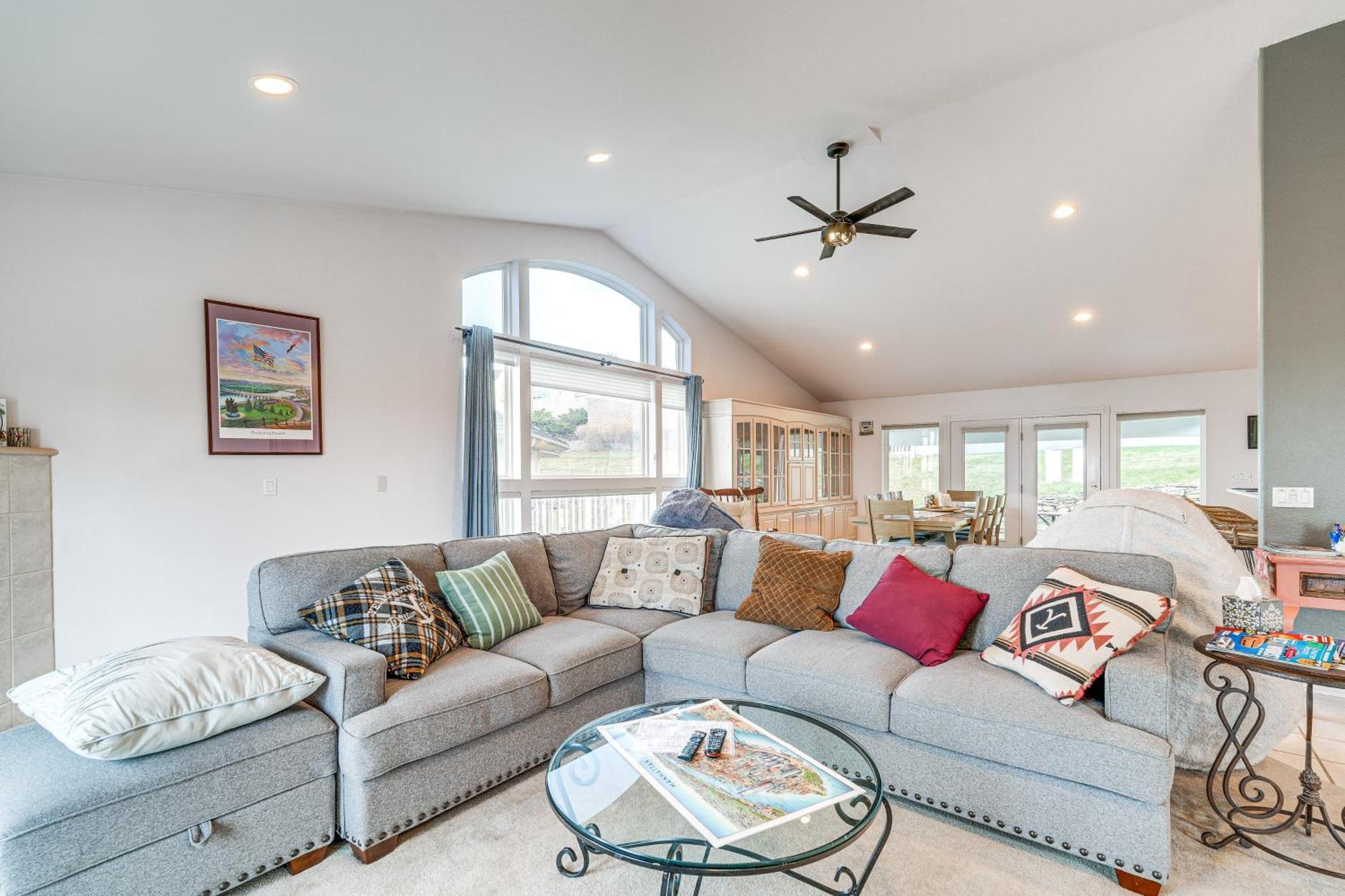 Inviting Great Falls Home With Wraparound Deck! Экстерьер фото